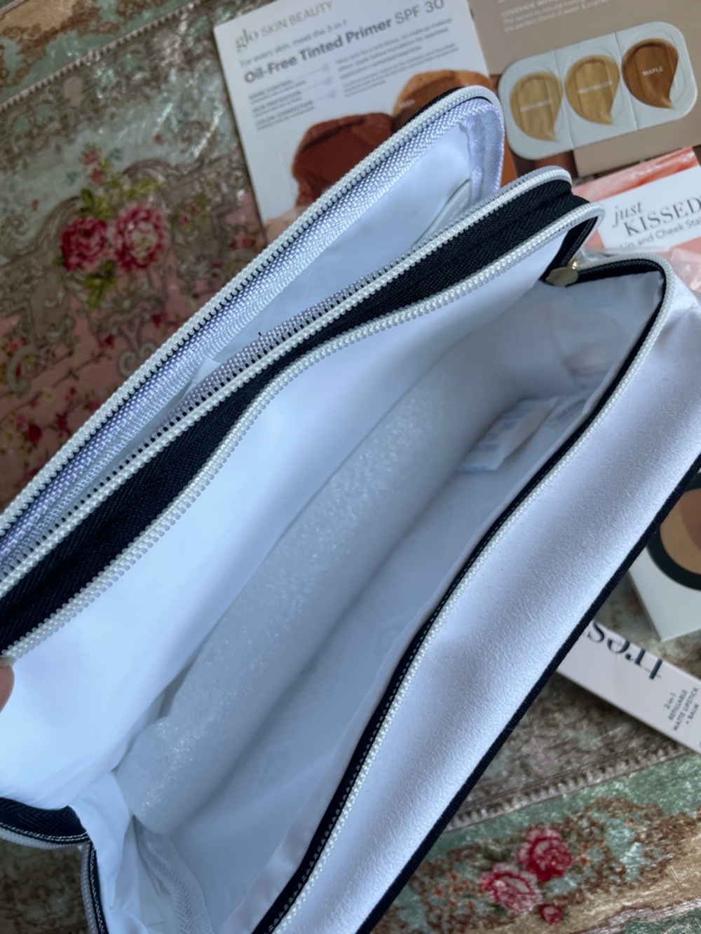 Clean Beauty bundle with makeup bag - Picture 9 of 9